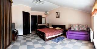 Гостевой дом Dergachov Guest House Жуковцы Большой двухместный номер с 1 кроватью или 2 отдельными кроватями-2